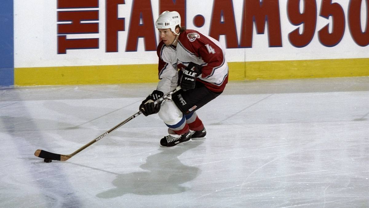 UWE KRUPP: Der Kölner trug sich am 10. Juni 1996 in die NHL-Geschichtsbücher ein. Mit seinem Schlagschuss von der blauen Linie in der dritten Verlängerung entschied der Verteidiger der Colorado Avalanche das vierte und letzte Finale gegen die Florida Panthers. Erstmals hielt ein Deutscher den Stanley Cup in den Händen