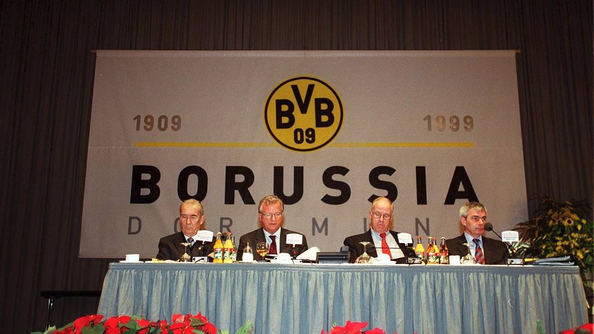 28. NOVEMBER 1999: Die Klub-Mitglieder votieren auf einer Mitgliederversammlung für eine Umwandlung des Vereins in eine Kommanditgesellschaft auf Aktien (KGaA) - die Grundlage für den geplanten Börsengang. Präsident Gerd Niebaum will neue Einnahmequellen generieren und mit dem BVB dem Vorbild Manchester United nacheifern