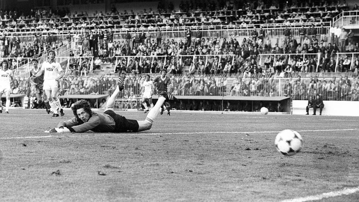 EUROPAPOKAL DER LANDESMEISTER 1980: Im Endspiel gegen Nottingham Forrest greift der HSV erstmals nach dem größten Klubtitel in Europa. Nottinghams John Robertson zerschmettert aber schon in der 19. Minute die Träume der Hamburger
