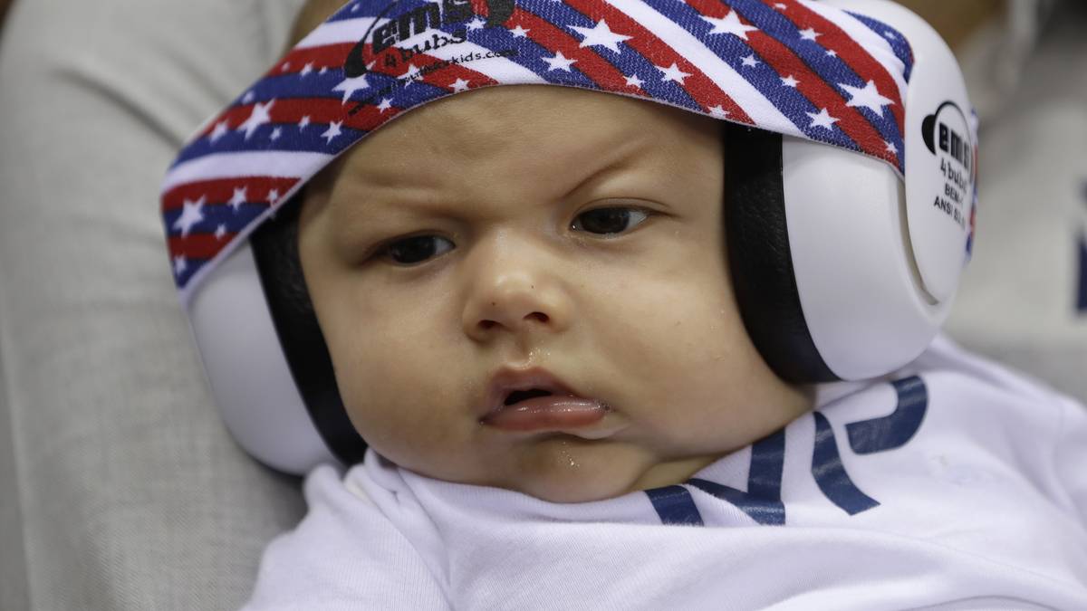 Ganz schön kritisch schaut der kleine Boomer. Muss er aber nicht, denn sein Papa, Schwimmstar Michael Phelps, hat bei den Spielen gerade seine 19. Goldmedaille gewonnen 