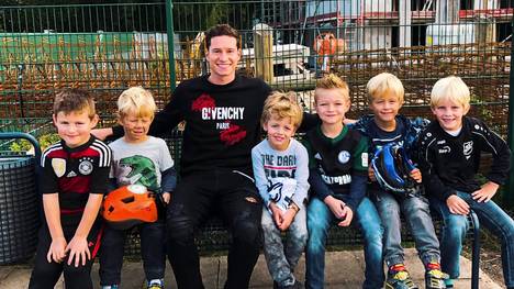 Weltmeister Julian Draxler nutzt die Corona-Pause ganz im Zeichen seiner Heimat und spendet für die Amateurvereine aus Gladbeck, damit sie durch die schwere Zeit weiter existieren können.