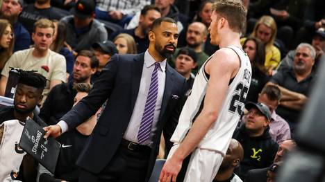 Die Boston Celtics suspendieren Cheftrainer Ime Udoka für die gesamte NBA-Saison - wegen „Verstößen gegen die Teamrichtlinien“.