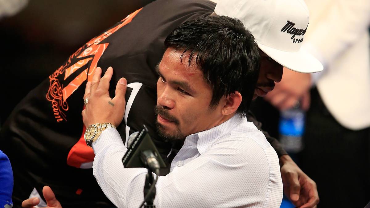 Von Mayweather gibt es auf der PK noch eine Umarmung
