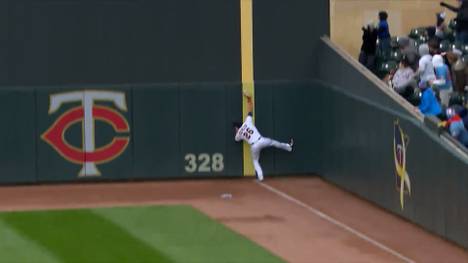 Max Kepler zeigt in der MLB wieder einmal sein ganzes Können. Im Spiel gegen die Cleveland Mercados fängt er den Ball gerade noch so vor der Mauer.