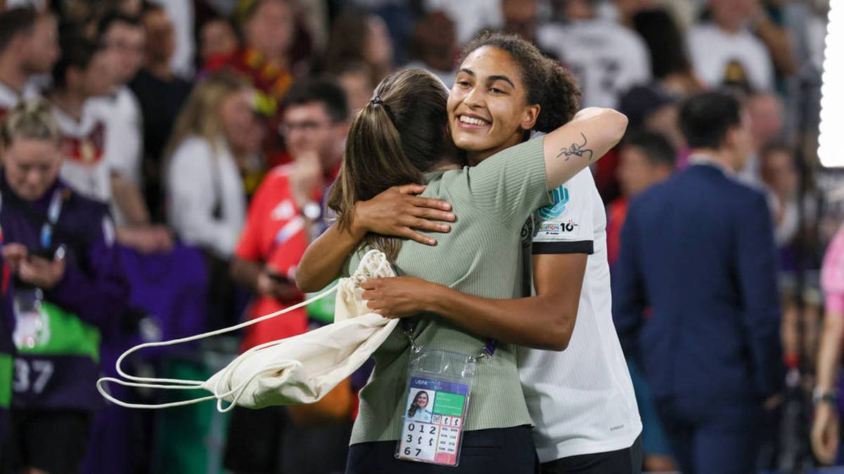 Die Tochter einer bulgarischen Mutter und eines afrikanischen Vaters gilt ohne als eines der größten deutschen Talente. Als Vorbilder bezeichnet Zicai Jamal Musiala und Caroline Graham Hansen. Nach der EM verlässt sie ihre Heimatstadt Freiburg und schließt sich dem VfL Wolfsburg an.