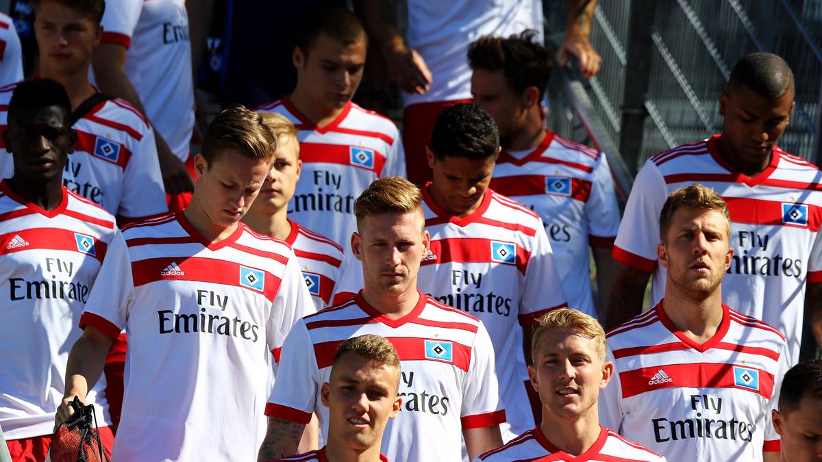HAMBURGER SV: Der HSV lässt sich bei seinem Heimtrikot von vergangenen Erfolgen inspirieren und orientiert sich am Trikot, das die Hamburger beim Gewinn des letzten Meistertitels 1983 trugen