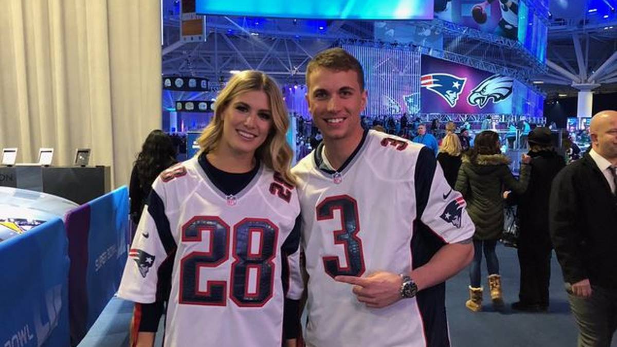 Später zeigten sich Genie und John mit Trikots der New England Patriots. Die Dame entpuppte sich dabei als Fan von James White, der Herr als Fan von Stephen Gostkowski. Es war allerdings auch eine Hommage an den 3:28-Rückstand der Pats im vergangenen Jahr, als Goehrke Genie die Wette vorschlug