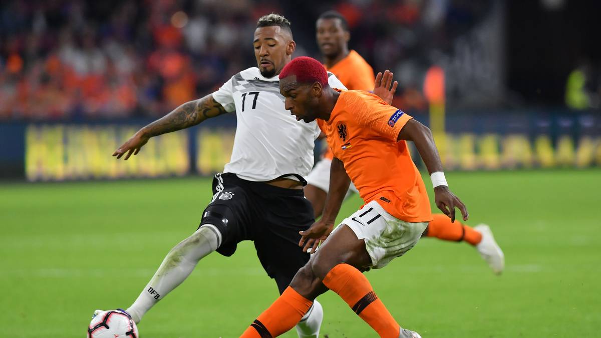 JEROME BOATENG: Begann solide, wurde dann zunehmend fehlerhaft. Beim Gegentor von van Dijk zu weit weg. Unnötiger Fehlpass in der 37. Minute, vor der Halbzeit ließ er Depay unbedrängt im Strafraum köpfen (44.). Sah auch beim 2:0 unglücklich aus. Beim 3:0 grätschte er ins Nichts. Der Bayern-Verteidiger war hinten ein Unsicherheitsfaktor, kam beim Rausrücken fast immer einen Schritt zu spät, entschied sich oft im falschen Moment fürs Attackieren. Er ist schlichtweg außer Form und zu langsam. SPORT1-Note: 5,5
