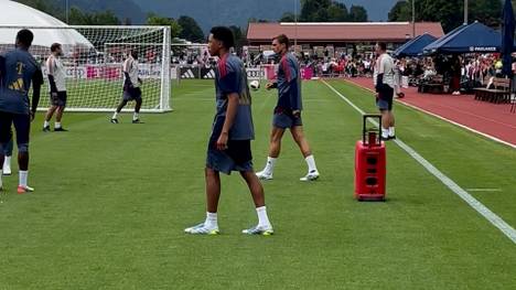 Der FC Bayern startet ins Trainingslager am Tegernsee. Mit dabei ist ein Bayern-Star, der allerdings keine Rolle mehr in den Planungen von Vincent Kompany spielen soll.