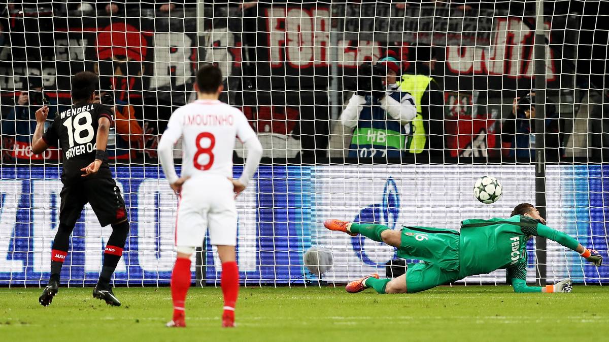 ... doch von da prallt der Ball an den Rücken von Monacos Torwart de Sanctis und trudelt in den Kasten. Rein statistisch gesehen geht die Elfer-Flaute von Bayer damit weiter, die UEFA wertet den Treffer als Eigentor von de Sanctis