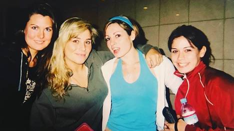 Die junge Becky Lynch (2.v.r.) mit den Wrestler-Kolleginnen Nikita (Katie Lea), Natalya und Sarah Stock (v.l.)