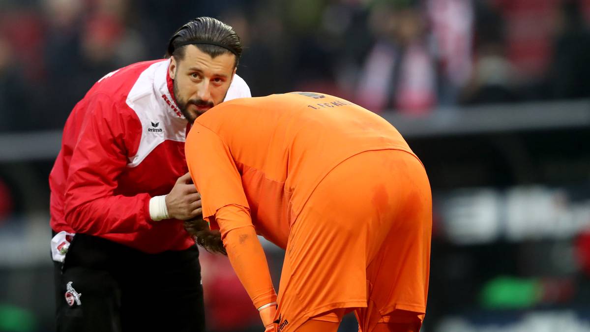 Pechvogel Horn wird von seinen Teamkollegen aufgebaut, ist trotzdem untröstlich. "Ich suche keine Ausreden bei solchen Dingern. Das ist ein Ball, den ein Torhüter halten muss. Es tut mir leid für das Team, den Klub und die Fans", sagte er bei "Sky"