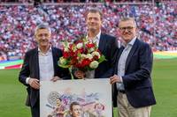 Marketing-Chef Andreas Jung verlässt den FC Bayern erst vor wenigen Wochen und verkündet nun einen neuen Job. Kurios dabei: Er soll sich um ein Fußballspiel in der Münchner Allianz Arena kümmern und dort sogar ein Büro bezogen haben.