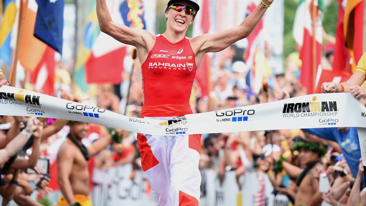Auch die Frauensiegerin spricht deutsch. Daniela Ryf aus der Schweiz triumphiert auf Hawaii in 8:57:57 Stunden klar vor Rachel Joyce (Großbritannien/+13:02) und der Australierin Liz Blatchford (+16: 55). Beste Deutsche ist Mareen Hufe (Wesel) auf dem 21. Platz