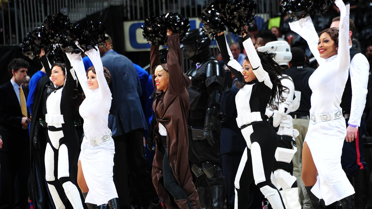 Die Macht ist wieder mit den Hawks. Nach drei Niederlagen in Folge gibt es gegen das Kellerkind Philadelphia einen nie gefährdeten Sieg. Der Grund: Die Macht ist mit dem Team von Dennis Schröder. Den Erfolg kommentieren die übrigens so, wie es Yoda aus "Star Wars" machen würde: "Zurück in der Erfolgsspur wir sind"