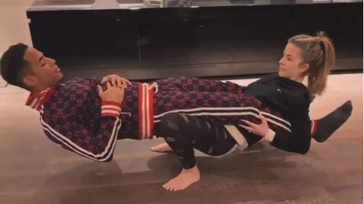 Was tun denn die Aogos hier? Ina und 96-Kicker Dennis dehnen sich im heimischen Wohnzimmer