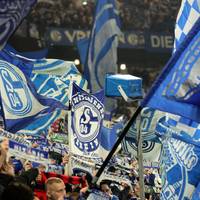 Beim Bundesliga-Spiel des FC Schalke gegen Bayer Leverkusen kommt es zu einem Todesfall auf der Tribüne. Ein Fan bricht zusammen und kann nicht mehr reanimiert werden. 