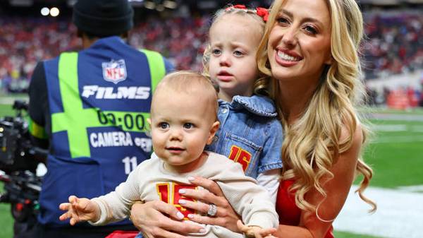 NFL, American Football Herren, USA Super Bowl LVIII-San Francisco 49ers at Kansas City Chiefs Feb 11, 2024; Paradise, Nevada, USA; Brittany Mahomes, wife of Kansas City Chiefs quarterback Patrick Mahomes, poses for a photo with daughter Sterling and son Patrick before Super Bowl LVIII against the San Francisco 49ers at Allegiant Stadium. Paradise Allegiant Stadium Nevada USA, EDITORIAL USE ONLY PUBLICATIONxINxGERxSUIxAUTxONLY Copyright: xMarkxJ.xRebilasx 20240211_jcd_su5_0059
