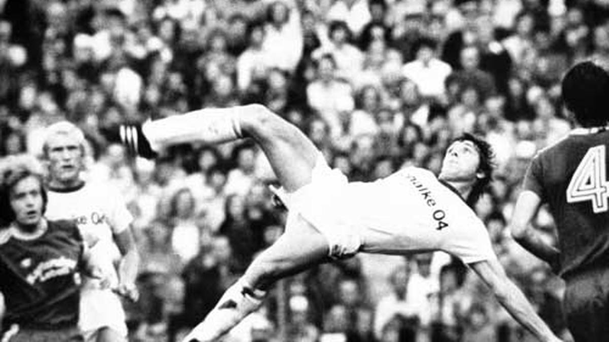 PLATZ 2: IN DEN MEISTEN SPIELZEITEN GETROFFEN. Geht es um Tore von Klaus Fischer, haben viele Fußball-Fans den legendären Fallrückzieher gegen Frankreich bei der WM 1982 im Sinn. Der Treffer gilt als Jahrhunderttor. Die wahren Künste von Torjäger Fischer liegen allerdings nicht nur in der Luft 