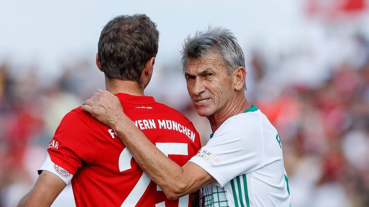 Thomas Müller und Klaus Augenthaler 2019 bei einem Testspiel zwischen FC Bayern München und dem FC Vilshofen