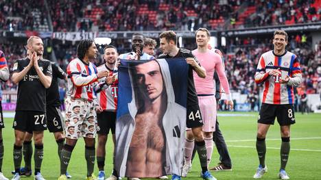 Nach dem Sieg gegen Freiburg trägt Serge Gnabry eine Fan-Hose mit dem Gesicht von Leon Goretzka. Auf der Pressekonferenz sorgt dies für Verwirrung bei Vincent Kompany, der mehrfach ungläubig nachfragt, ob er die Frage richtig verstanden hat.