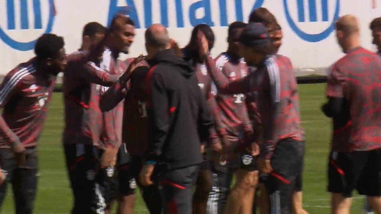 Sadio Mané bekommt im Training Klapse vor dem Spiel in Manchester zum Geburtstag