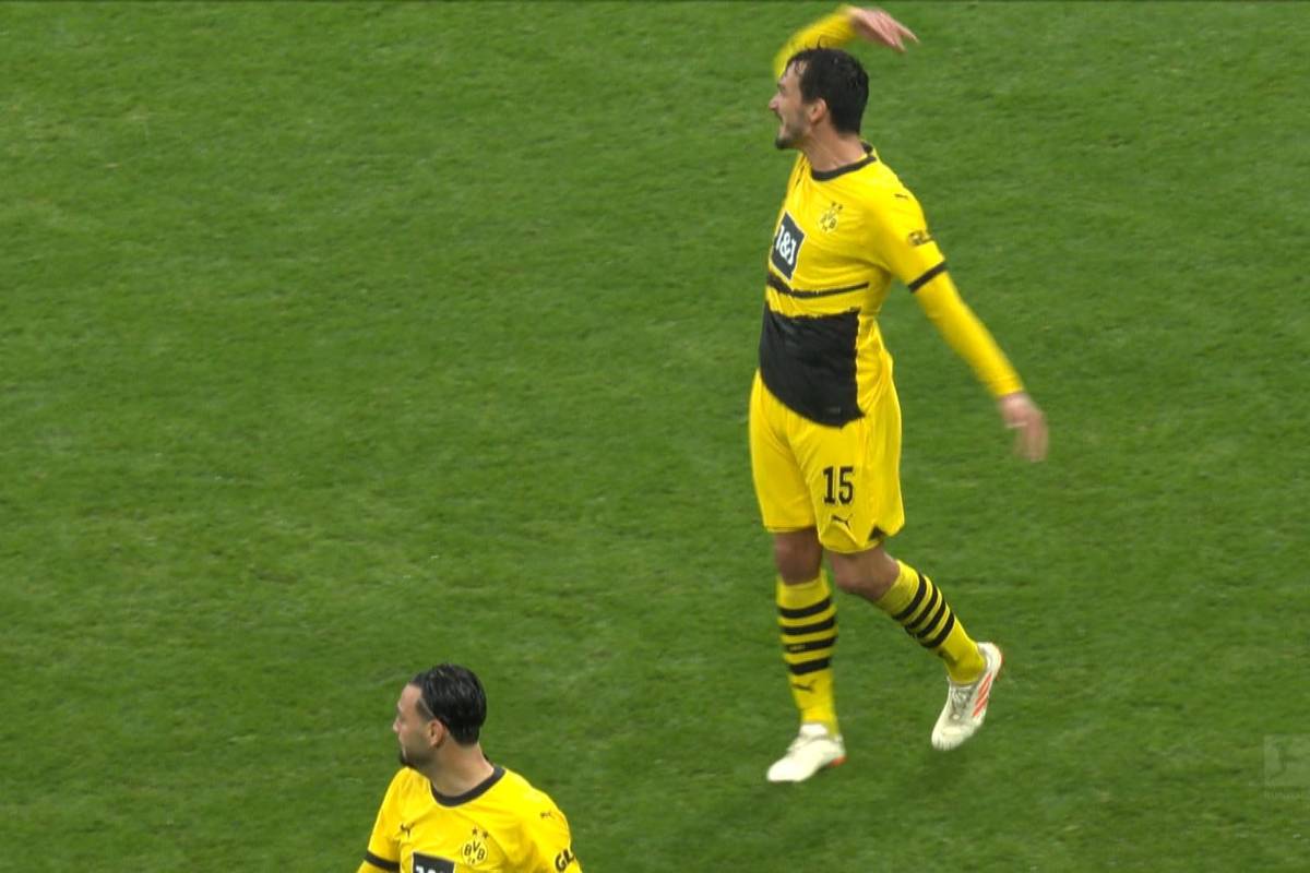 Eintracht Frankfurt und Borussia Dortmund liefern sich einen offenen Schlagabtausch, die Fans erleben ein Sechs-Tore-Spektakel. Schiedsrichter Robert Schröder hat alle Hände voll zu tun!