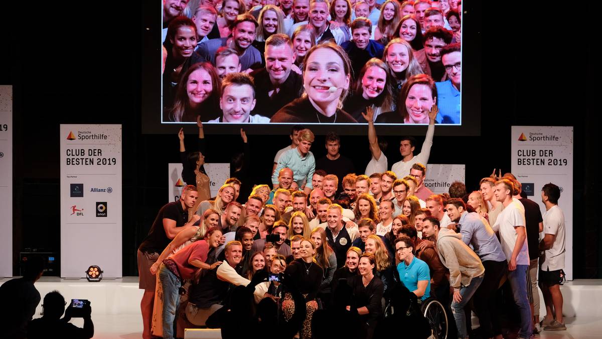 Emotionalster Moment: Vorjahressiegerin Kristina Vogel bittet zum Gruppen-Selfie