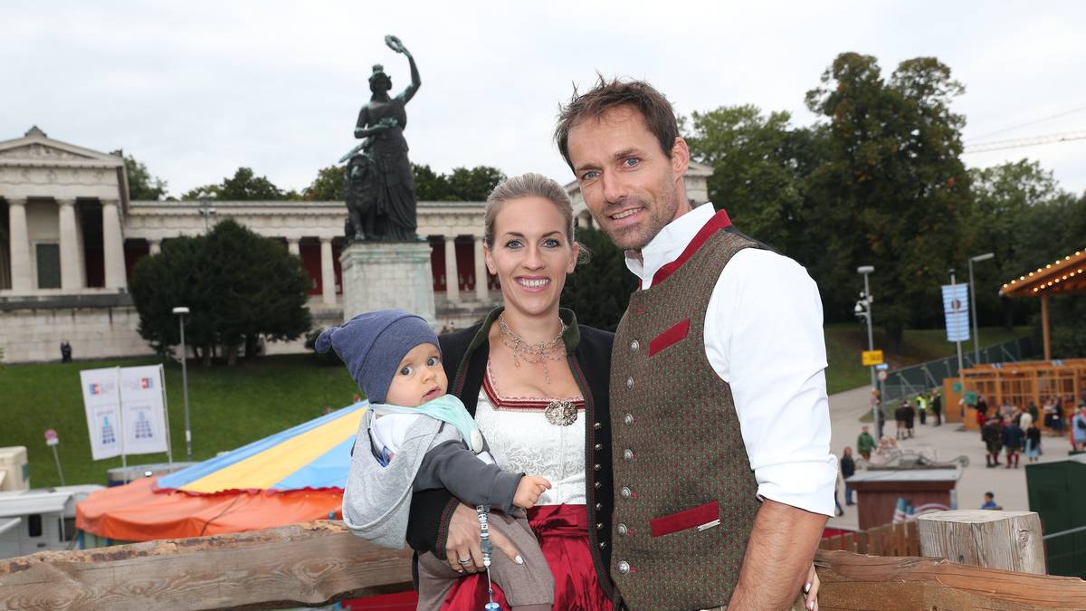 Sven Hannawald und seine Frau Melissa Hannawald stehen mit ihrem Sohn Glen vor der Bavaria