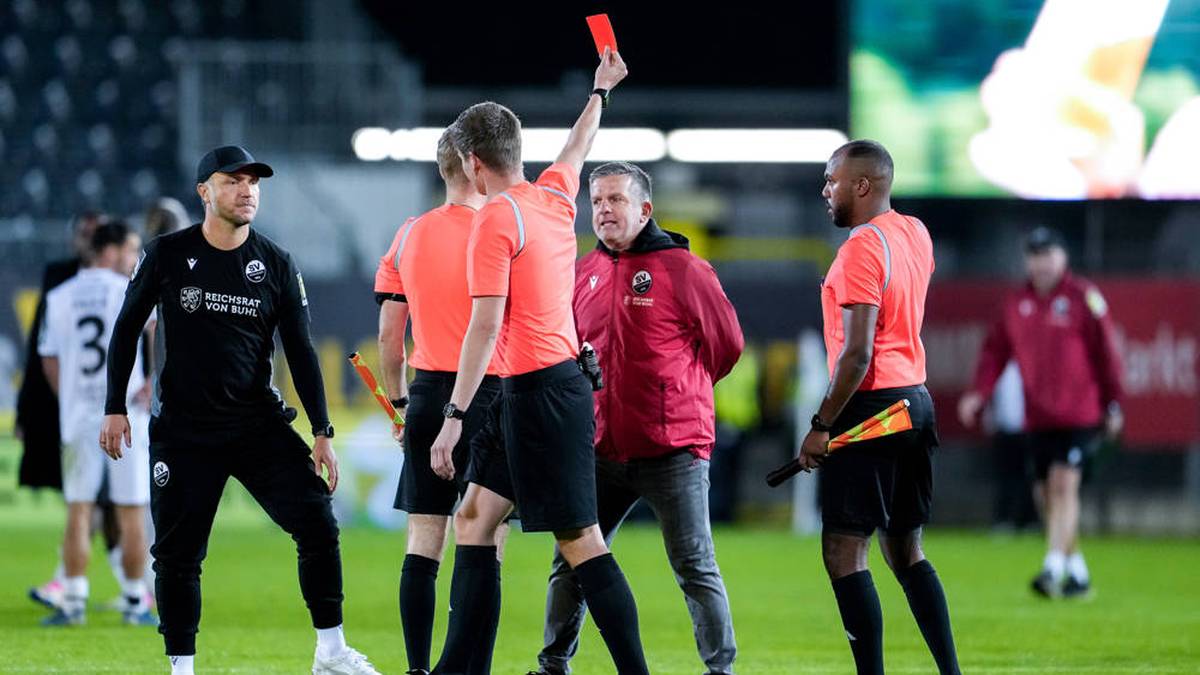 Schiedsrichter Florian Exner zeigt nach dem Spielende Matthias Imhof (Sportdirektor SV Sandhausen) die Rote Karte