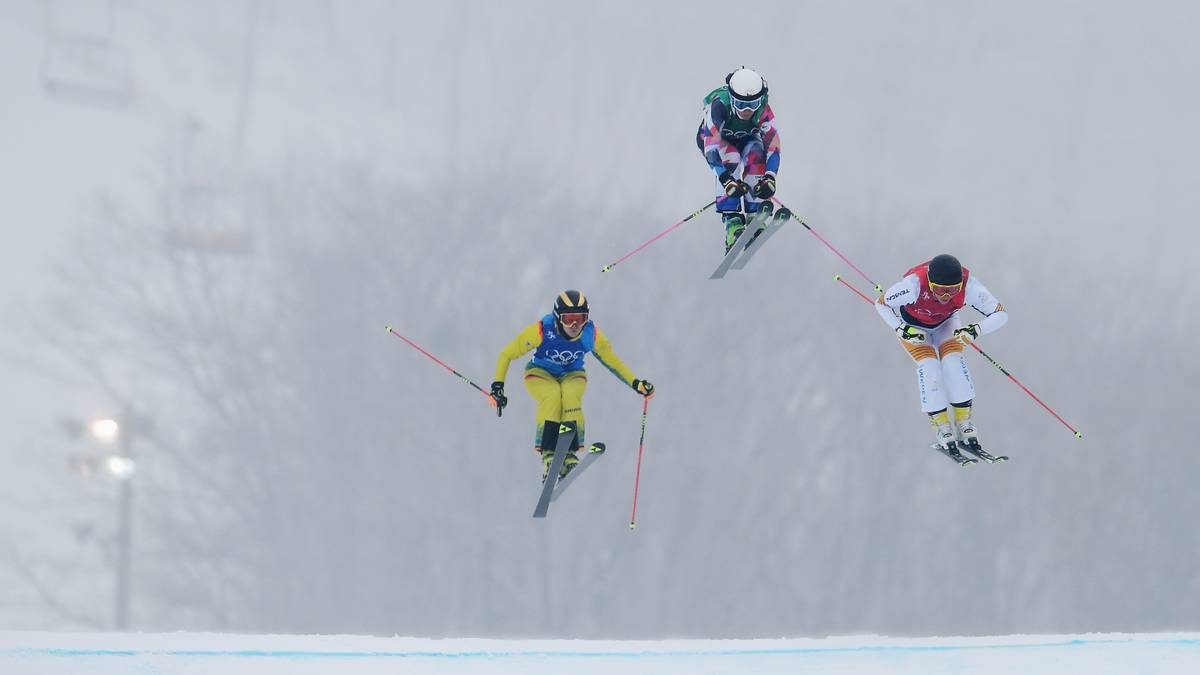 Für Skicrosserin Julia Eichinger (l.) ist bereits im Achtelfinale Schluss. Ihr Rennen verläuft vergleichsweise unspektakulär