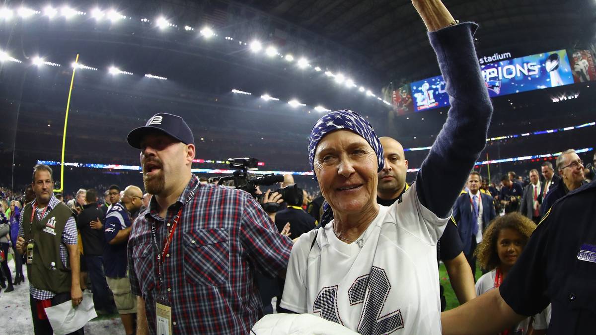 Auch privat gibt es schlechte Nachrichten. Die Mutter des Spielmachers, Galynn Patricia, erkrankt an Krebs. Sie durchläuft eine Chemotherapie lässt es sich jedoch nicht nehmen, ihren Sohn immer wieder im Stadion zuzujubeln