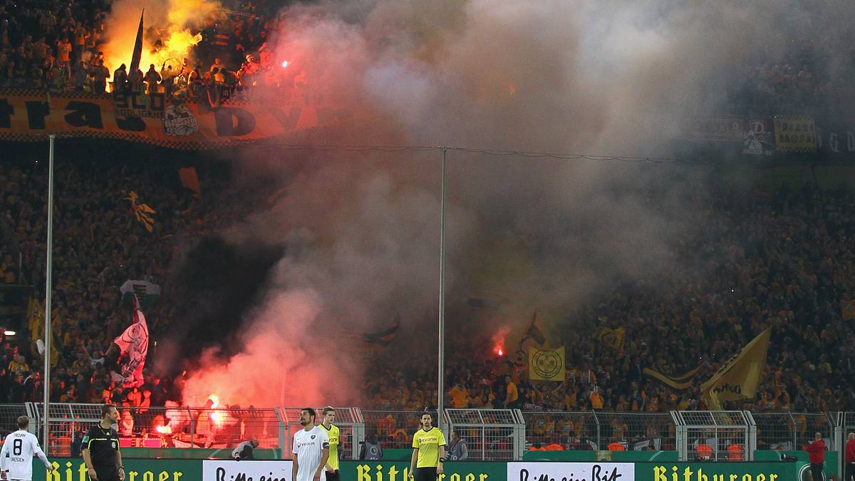 ...und die Gästefans sorgen vor noch vor Anpfiff für einen Eklat.
