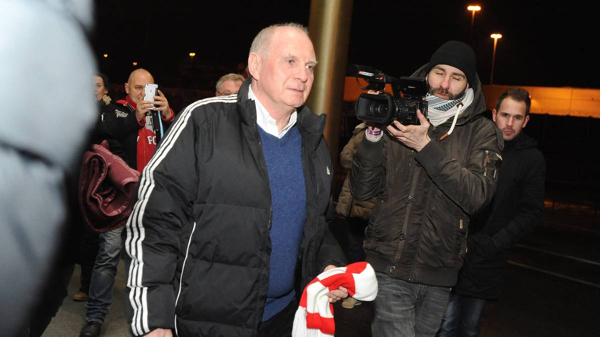 Um 19.44 Uhr kommt der frühere Bayern-Präsident an der Arena an - und wird natürlich von zahlreichen Fotografen und Kameraleuten erwartet