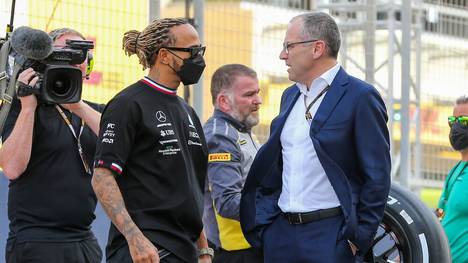F1-Boss Stefano Domenicali (r.) im Gespräch mit Lewis Hamilton beim Saisonauftakt in Bahrain