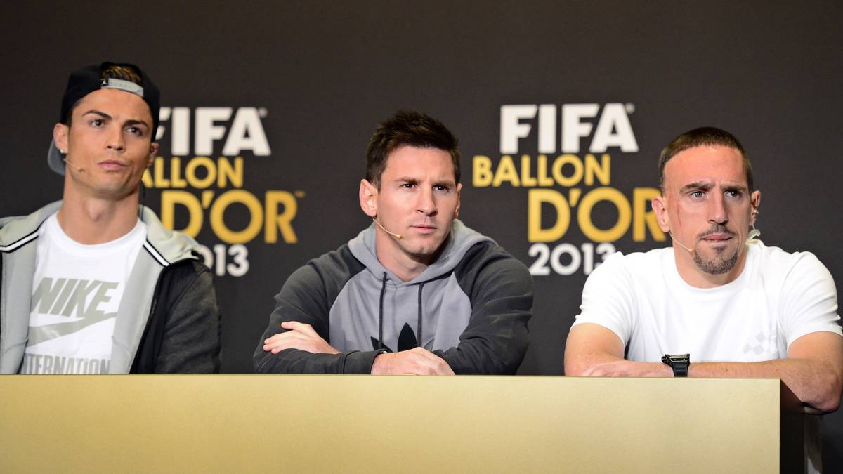Auch bei der Wahl zum Weltfußballer des Jahres schafft es Ribery unter die Top 3, landet in der Endabstimmung dort aber hinter den Megastars Cristiano Ronaldo (l.) und Lionel Messi