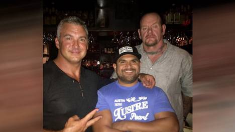 Der Undertaker (r.) traf sich am Montag mit Shane McMahon (l.) in einer Bar