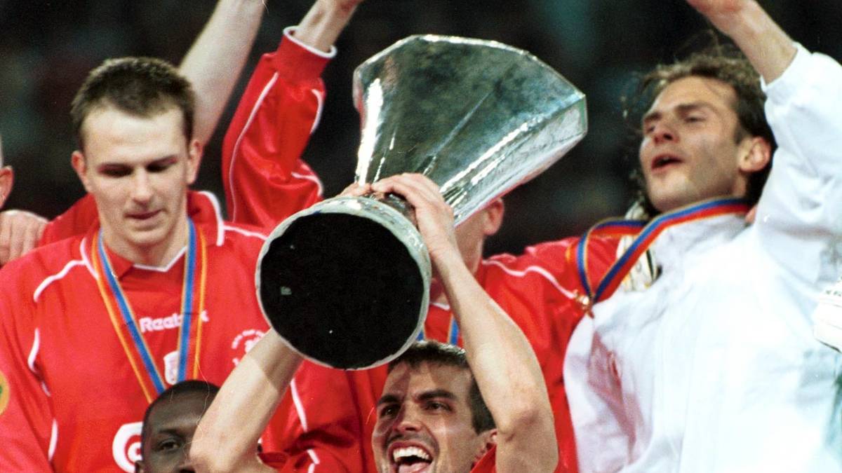 Babbel hob den UEFA-Pokal stolz in den Dortmunder Nachthimmel. Doch es sollte noch eine Steigerung kommen...