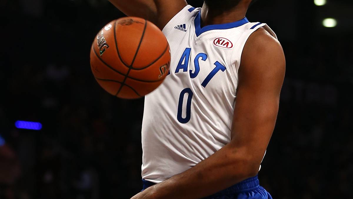 Andre Drummond von den Detroit Pistons steckt seine Enttäuschung vom Slam Dunk Contest weg und lässt es bei seiner ersten Teilnahme anständig krachen