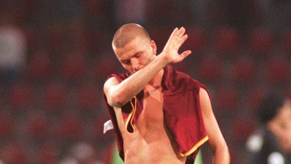 Englands Fans sehen seine Extravaganzen auch während der EM 2000 sehr kritisch. Gegen Portugal muss sich Beckham deshalb über 90 Minuten Beleidigungen aus der eigenen Kurve anhören - und zeigt dem Publikum in einer Kurzschlussreaktion den Mittelfinger. Die Wogen glätten sich allerdings schnell wieder. Wenig später wird er sogar zum neuen Kapitän der Nationalelf ernannt