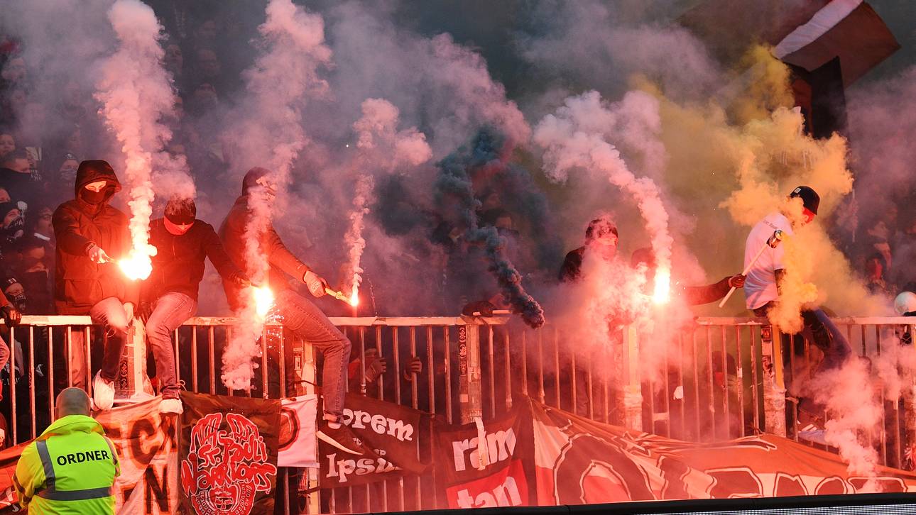 Das Rückspiel zwischen den beiden Rivalen in der Saison 2018/2019 wurde vom massiven Einsatz von Pyrotechnik überschattet