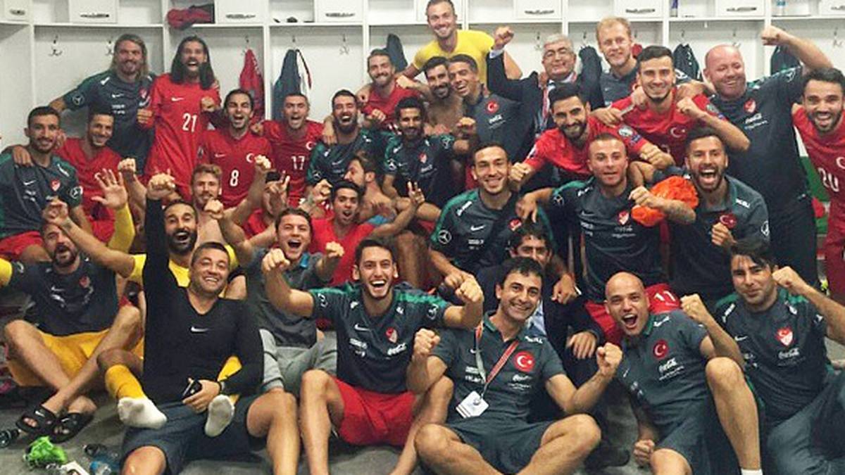 Für Hakan Calhanoglu Grund genug, bei Instagram ein Mannschaftsfoto aus der Kabine zu bosten. "Es ist unmöglich in Worte zu fassen, welche Bedeutung dieser Sieg hat", schreibt der Leverkusener dazu