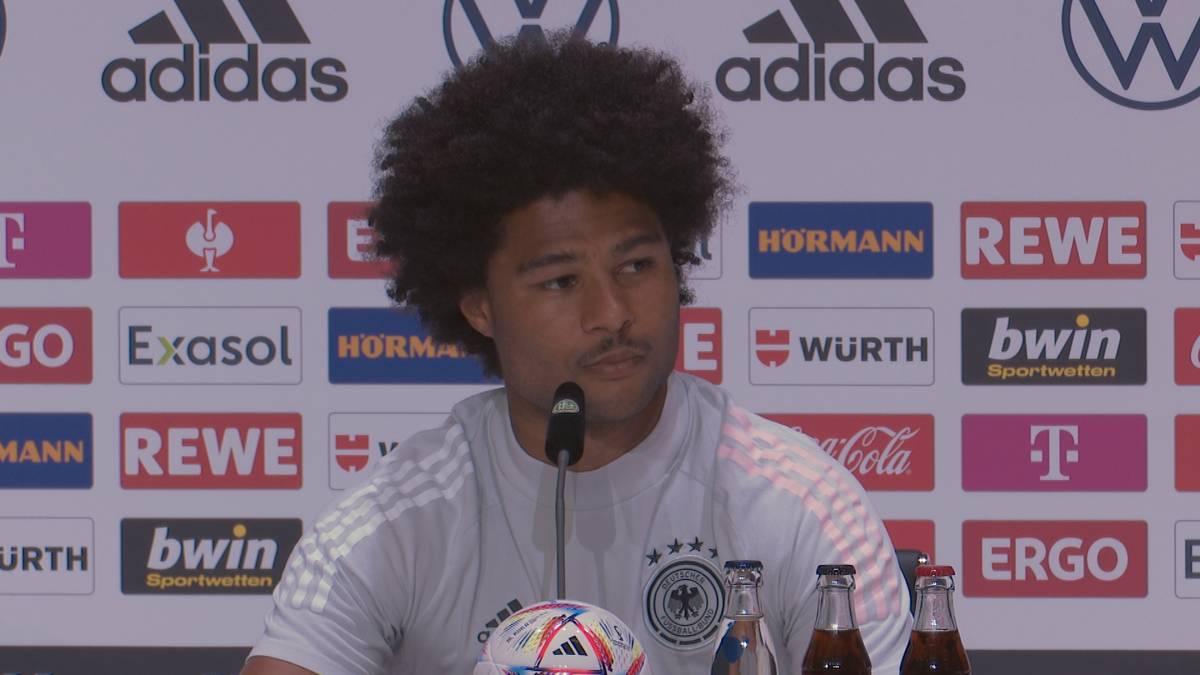 Nachdem ein Reporter auf der DFB-Pressekonferenz Serge Gnabry nach dem möglichen Bayern-Neuzugang Sadio Mané fragte, reagierte der eher abweisend und genervt. 