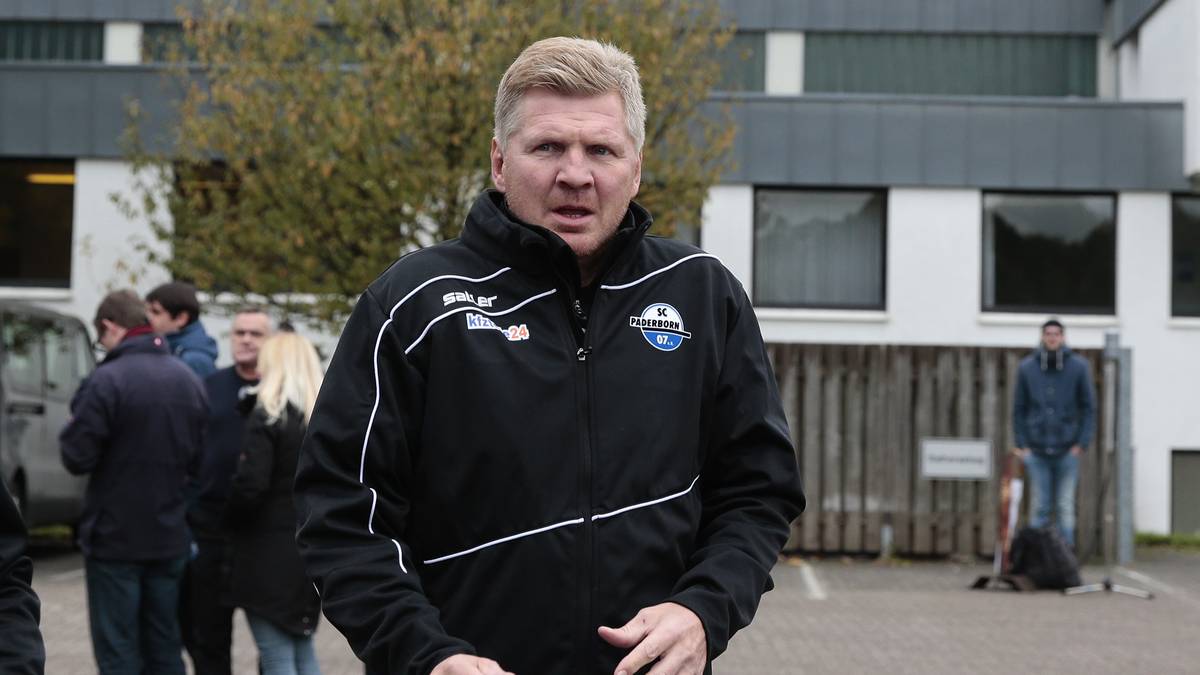 Noch so ein Spruch von Effenbergs erstem Tag: "Mein Co-Trainer Sören Osterland ist ein Experte ein Laptop, und von daher stimmt die Mischung genau wieder. So schnell wie er tippen kann, das geht gar nicht. Er hat auch viel für mich geschrieben auf dem Lehrgang. Ich hab's vorgegeben, er abgetippt - nicht dass wir uns falsch verstehen. Hätte ich's gemacht, ich säße noch heute dort. Dem Alter geschuldet"