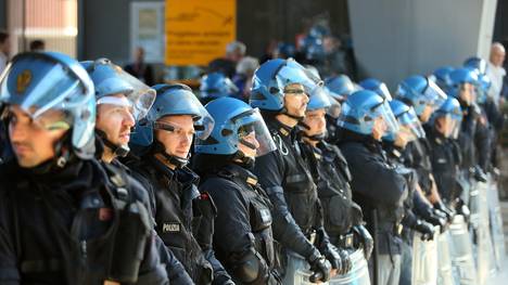 Italienische Polizisten sorgen für Sicherheit im und vor dem Stadion