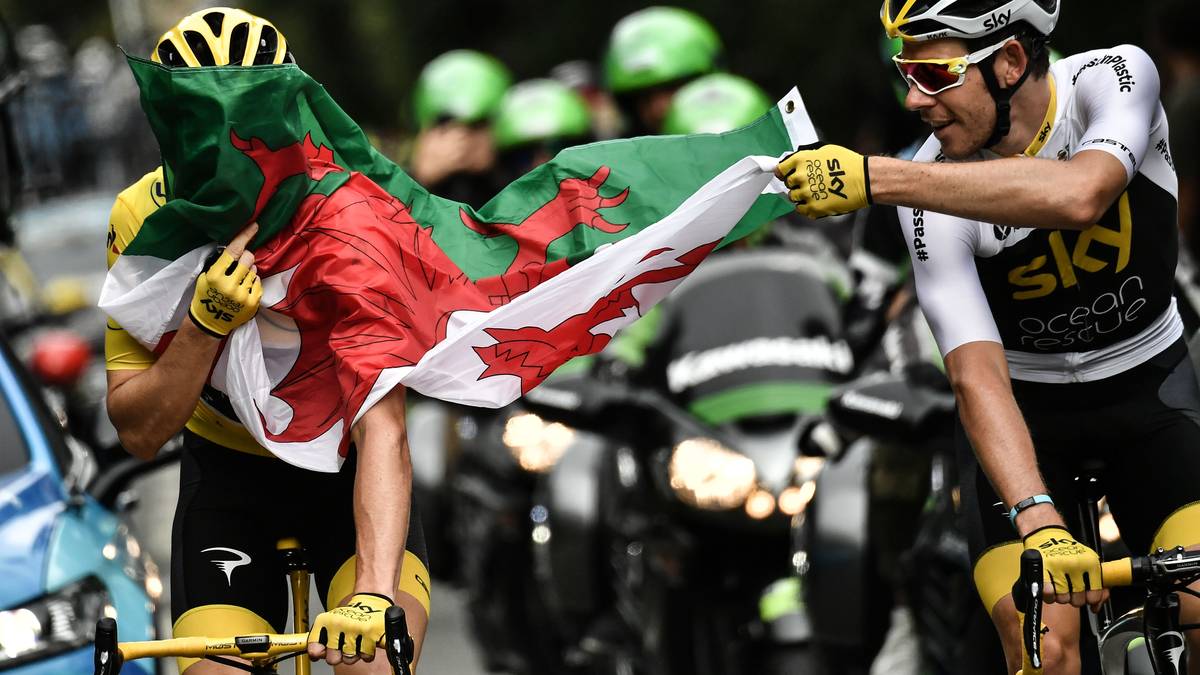 Kurz kriegt Thomas die walisische Flagge ins Gesicht. Luke Rowe geht ihm zur Hilfe