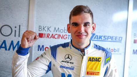 Luca Stolz freut sich über die Pole-Position am Nürburgring