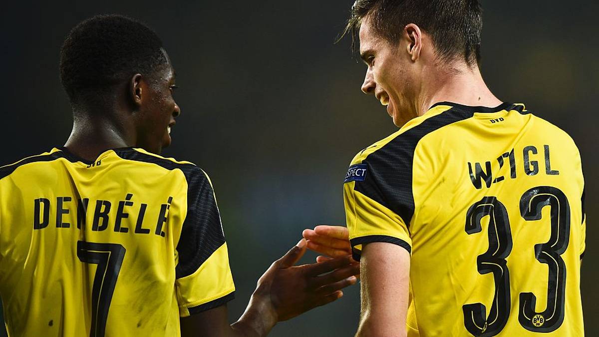 Dortmund's midfielder Julian Weigl (R) celebrates with his teammate Dortmund's French forward Ousmane Dembele (L) after scoring during the UEFA Champions League football match Sporting CP vs BVB Borussia Dortmund at the Jose Alvalade stadium in Lisbon on October 18, 2016. / AFP / PATRICIA DE MELO MOREIRA        (Photo credit should read PATRICIA DE MELO MOREIRA/AFP via Getty Images)