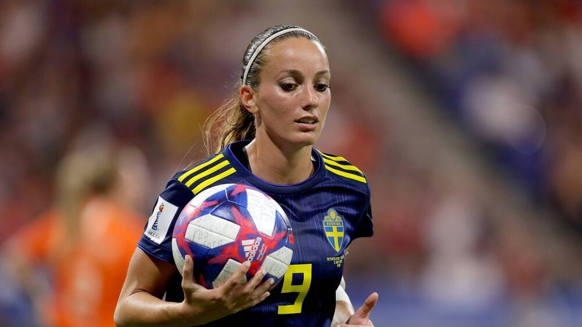 Kosovare Asllani spielt seit 2008 in der schwedischen Frauen-Fußball-Nationalmannschaft, erzielte dabei in 142 Partien 37 Tore
