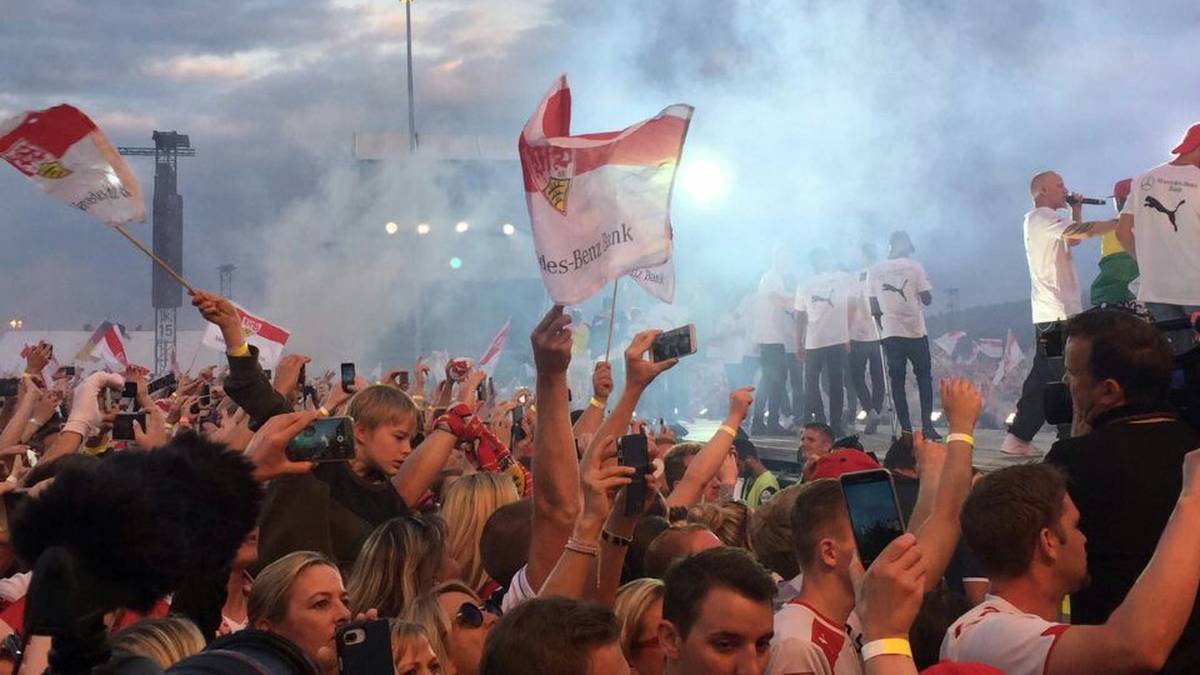 Mit Pauken und Trompeten erscheint sie - aus den Schlieren des Rauchs